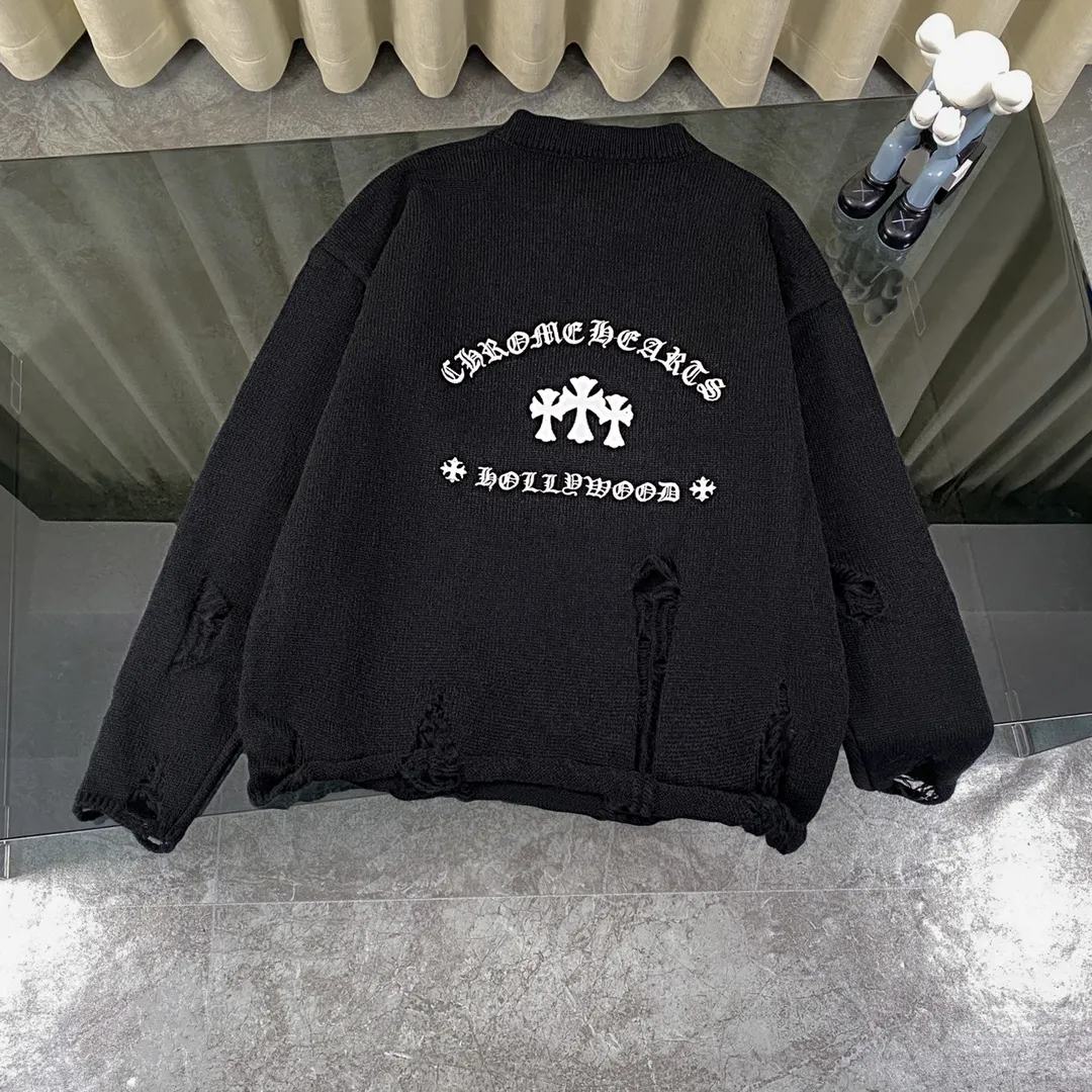 P230 High-quality Chrome Hearts CH Chrome Hearts patchwork cross hole knitted sweater pullover. The popular style is the same for men and women. It is matched with black and white. It looks good in real life. The upper body is good-looking. It looks good in daily wear. It is even more photogenic. It’s hard not to buy it. Buy it for me!!! Believe me, no one can refuse such a long Chrome Hearts jacket. The version has been expanded based on the old version. The upper body is loose and stylish, and the hem is expanded to a casual design. Fat people look extremely slim, thin people have limited height and high-end. Ten thousand yuan ZP printing, 1:1 perfect restoration, looks good when worn alone or stacked, can be easily controlled by both men and women. If you care more about quality, you must also respect the price. It is completely different from the thin see-through bottoms and junk products on the market that pill when worn. If the style makes you shine at a glance, then quality is what you should pay more attention to. Compared with price, we focus on quality. Customers who have received my products all know it. ️️️ Sweaters on the market are generally made of bract core yarn. We use modal. The advantages over core-spun yarn are very intuitive: high cost, high price, high density, relatively expensive for developers, and let us make a lot less money. In addition, it is delicate, has no scum on the upper body, resists pilling, and is high-end. We are conscientious sellers and do not use core-spun yarn. Apart from being cheap, core-spun yarn is really useless. It shrinks, pills, hooks, and makes people pierced. He is proficient in everything. It is 2024. Who doesn’t want to look decent when they go out? Quality determines the upper body effect. No matter how bad the quality, the best style is still the temperament of the urban-rural fringe. We only do long-term business. Quality determines character. Take it back and wear it with confidence and wash it. The quality of the pattern will definitely make your eyes shine. We only make the right version of high quality. We make high-end hard goods. Reject junk goods and reject fast food. Conscientious quality and conscientious price. You deserve it!  Color: Black White Gray Red Size: S M L